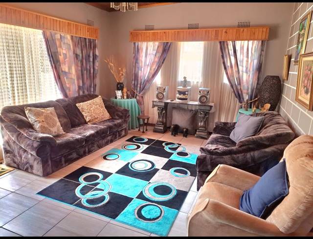 3 BEDROOM HOUSE FOR SALE IN GREENHILLS